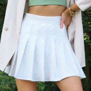 Vit tenniskjol - Vit tenniskjol. Endast testad. Storlek S. Köparen står för frakten! Skicka gärna ett meddelande om du vill ha fler bilder eller har några frågor!