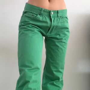 Gröna Lågmidjade Jeans - 🌏SPÅRBAR FRAKT PÅ 66KR TILLKOMMER🌍 Super coola lågmidjade jeans med Straight/baggy leg i grönt. Skit snyggt till ett vitt linne eller topp nu i sommar. Står W32 i dem men sitter bara lite oversize på mig som är W25, så skulle gissa de sitter som W28. För långa på mig som är 160. Tveka inte på att skriva om du undrar något eller vill pruta!