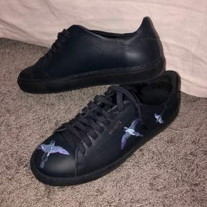 Mörkblåa Axel arigato skor i str.38 använda en gång, säljer då dom är för små. Köptes 2018 så kvitto finns inte, men självklart äkta.