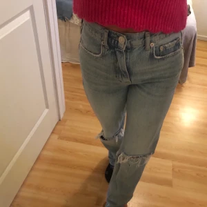 Straight leg jeans från ginatricot  - Blåa straight leg jeans från ginatricot med hål i knäna. 