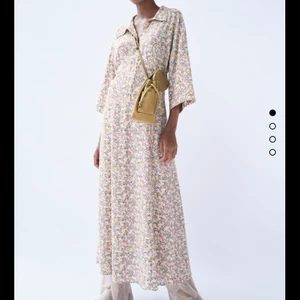 Långklänning - En ren sommardröm men som tyvärr är alldeles för liten för mig :( Aldrig använd med lapparna kvar! Skriv om ni vill att jag tar egna bilder. Den e helt slutsåld på Zaras hemsida! Budgivning om flera är intresserade