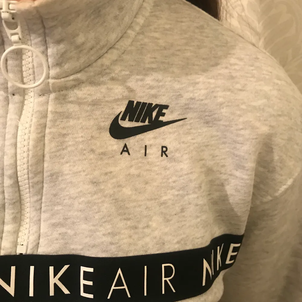 snygg sweatshirt i bra skick från Nike. säljer pga kommer ej till användning, xs men kan även användas av S . Tröjor & Koftor.