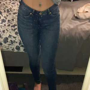 Jeans  - Mörkblåa låg midjade jeans från H&M, jätte sköna i materialet 