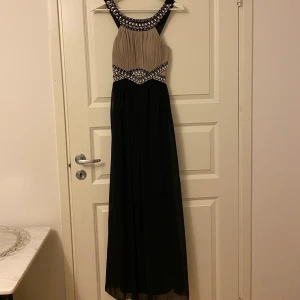 Balklänning  - Säljer min fina balklänning som är köpt på bubbleroom som endast är använd en gång! Otroligt bekväm och snygg! Jag är 168 cm och klänningen når ända ner till golvet💕 Skriv för flera bilder vid intresse! Köparen står för frakten 💕