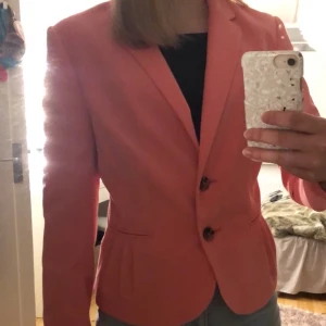 Rosa kavaj - En jätte fin rosa kavaj från HM, typ aldrig använd eftersom det inte riktigt är min stil. Så helt nyskick. Passar mig som brukar ha xs och S. Skriv ifall ni vill ha mer bilder eller frågor. Pris kan diskuteras 🥰 - frakt ingår ej 
