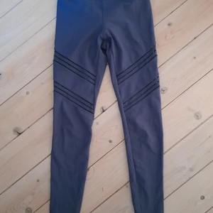 Röhnisch träningstights - Hög midja, bekväma, stl; XS, färg; dusty blue, använda en termin,liten förvaringsfucka där bak i midjan, ränderna ovanför knät/på låren är genomskinliga, som nya.