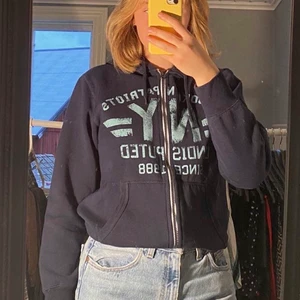 Marinblå tjocktröja. Storlek m - Marinblå tjocktröja med ljusblått tryck