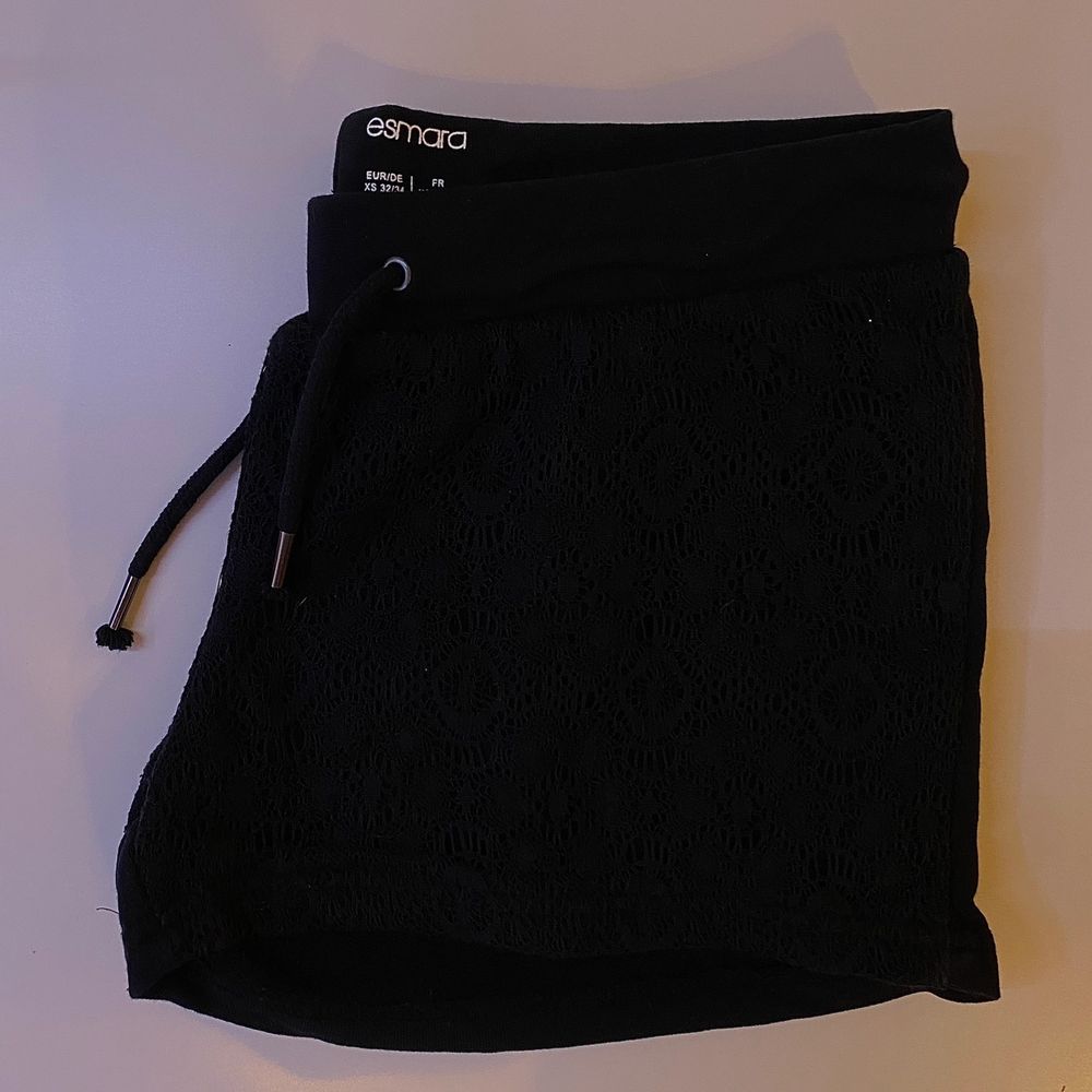 Mjukis shorts med ”mönster” i form av spets på framsidan med svart vanligt tyg bakom. Baksidan är vanligt svart tyg. Använda en gång då de inte passar. Snören i midjan. Bara att skriva vid intresse, frågor eller önskan om fler bilder. Endast post & Swish. Shorts.