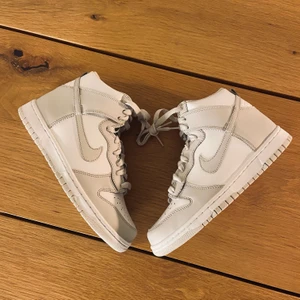 Nike dunk High  - Säljer mina Nike dunk High ”vest grey” i storlek 38,5. Helt nya med box. 2100+frakt99kr spårbart som gäller. Självklart äkta. 