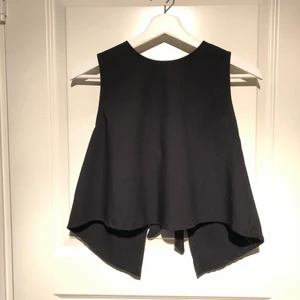 Linne med öppen rygg, oanvänd  - Jättefint linne, öppen rygg. Den chiquelle