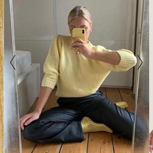 !Inte min bild!   Jättefin gul och somrig tröja perfekt för sena sommarkvällar🌸🥂 Väldigt trendig just nu☀️☀️🥰🥰 skriv privat för fler bilder🥂☀️☺️