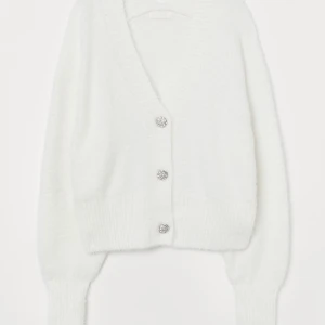 H&M lurvig kofta med strass - Superfin slutsåld lurvig kofta med strass från H&M i storlek XS, men är oversized. Ordinarie pris 299kr, mitt pris 150kr + frakt🥰