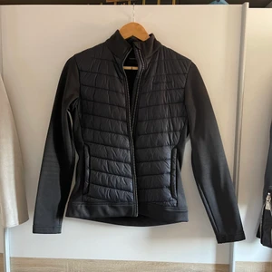 Peak Performance vår jacka - Jättefin vår/ tränings jacka i nyskick. Ord.pris 1099kr. 