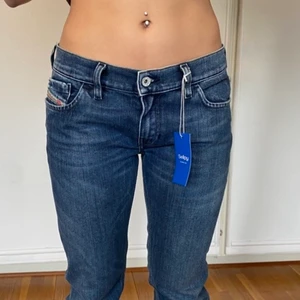 Lågmidjade disel jeans😍 - Lågmidjade blåa jeans från disel som är skitt snygga! Köpte på sellpy för ca 2 månader sen men aldrig använda ( lappen sitter kvar). Dom är i stolek 31/32 men skulle säga att dom är lite mindre. Kan mötas i Stockholm annars står köparen för frakten🔥🔥 