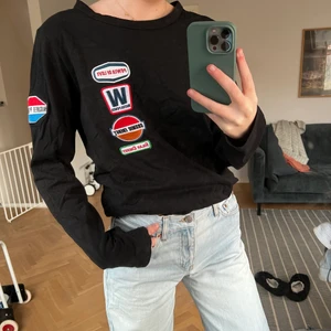 Weekday tröja  - Säljer denna svarta tröja från weekday, den har snygga detaljer som gör den till de lite extra. Den är o storlek S och aldrig använd.