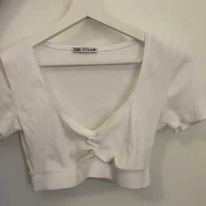  Croppad topp - Vit topp från Zara. croppad. Helt oanvänd. 
