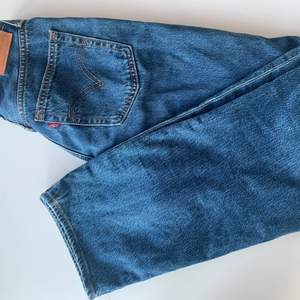 SÅLD! Levi’s ribcage straight jeans, Storlek W27 L29, Helt oanvända! Nypris 1299kr, mitt pris 400kr+frakt. Säljer dessa då jag råkat köpa dubbletter.