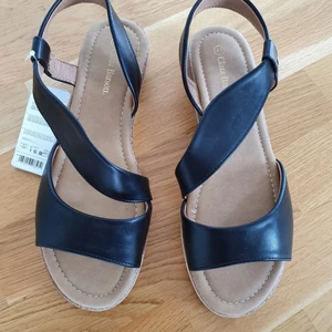 Helt nya sandaler, str 41, - Säljer mina helt oanvända sandaler i storlek 41. Fint kvalité, ingenting att anmärka. 