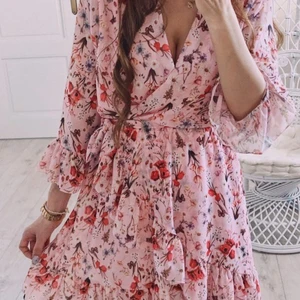 Sommar klänning, helt ny, storlek 36-38  - Säljer denna vackra klänningen i storlek 36-38. Jättefint blommig monster, perfekt för sommaren/semester. Klänningen var aldrig använd, de är resterna från min online butik som jag brukade ha. 