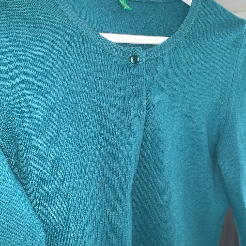 Fin smaragdgrön kofta (färgen framgår inte alls på bilden där den ser blå ut). I fint men begagnat skick, dock finns inga direkta defekter.💓 frakt ingår i priset. Tröjor & Koftor.