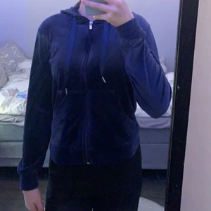 Marinblå Tröja - Jätteskön tröja ifrån Gina Tricot som knappt har använts