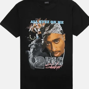 Tupac T-shirt - Knappt använd då det inte är min stil och jag inte känner mig bekväm men sjukt cool❤️‍🔥❤️‍🔥Frakt är med i priset 