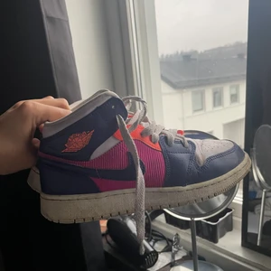Jordan 1 - Funderar på att sälja mina ovanliga jordans!De är såklart äkta och har lådan kvar de är smutsiga på bilden men är i bra skick!Fler bilder kan ordnas och priset går att diskutera