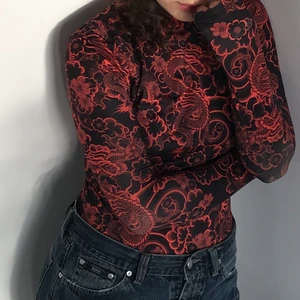 Body med draktryck - Säljer min älsklings topp från Bershka då den inte längre kommer till så mycket användning, använd en del men fortfarande i gott skick! 💜