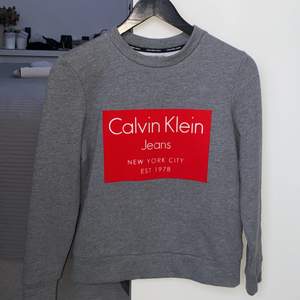 Snygg tröja/sweatshirt från Calvin Klein. Storlek XS men passar om du har S. Den röda färgen är ljusare än bilden. Pris kan diskuteras! 🤍