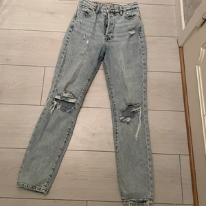 Jeans med slitning  - Använda men i fint skick