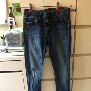 Mörkblåa jeans - Fina mörkblåa jeans! Skinny fit!  Köparen står för frakt men möter annars upp i Stockholm 🌟