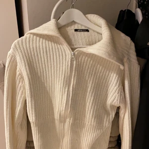 Gina  - Säljer denna stickade tröja från Gina! Fint skick i storlek M. Säljer för 100kr + frakt 