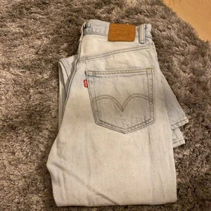 Levis jeans  - Säljer dessa högmidjade Levis jeans. (Säljer pågrund av att dom inte kommer till användning) Skriv för fler bilder
