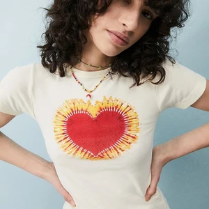 urban outfitters baby tee - söt babytee köpt på urbanoutfitters i somras! har gulligt tie dye mönster som påminner lite om unifs stil i kläder, säljer pga att den är för liten