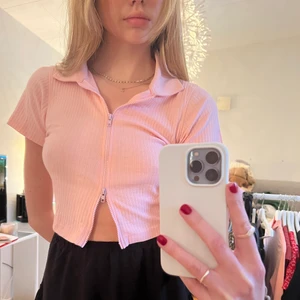 Ribbad piké med dragkedja - Säljer en superfin rosa piké ifrån madlady. Pikén har ett ribbat material och är både stretchig samt skön att ha på sig. Tröjan är i storlek S och endast använd en gång. Den är alltså i väldigt bra skick. 🥰