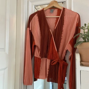 Lindex festtopp - GARDEROBRENSNING!! Passar bra för en S XS. Superskönt luftigt tyg med knytband i sidan och inte minst fantastiska färger 🌞🍓🍓 