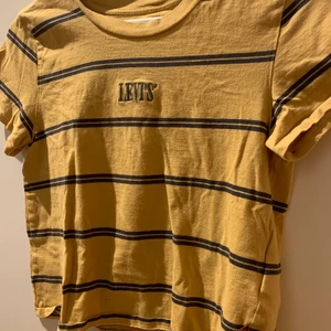 Levi’s - En Levi’s t-shirt som tyvärr har blivit för liten för mig använt få tal gånger. Frakten kostar 25kr 