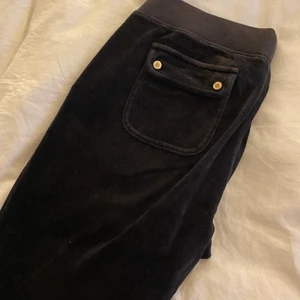 Juicy Couture  - Velour Juicy Couture byxor i svart + guld i strl M. Bra skick ☺️ 