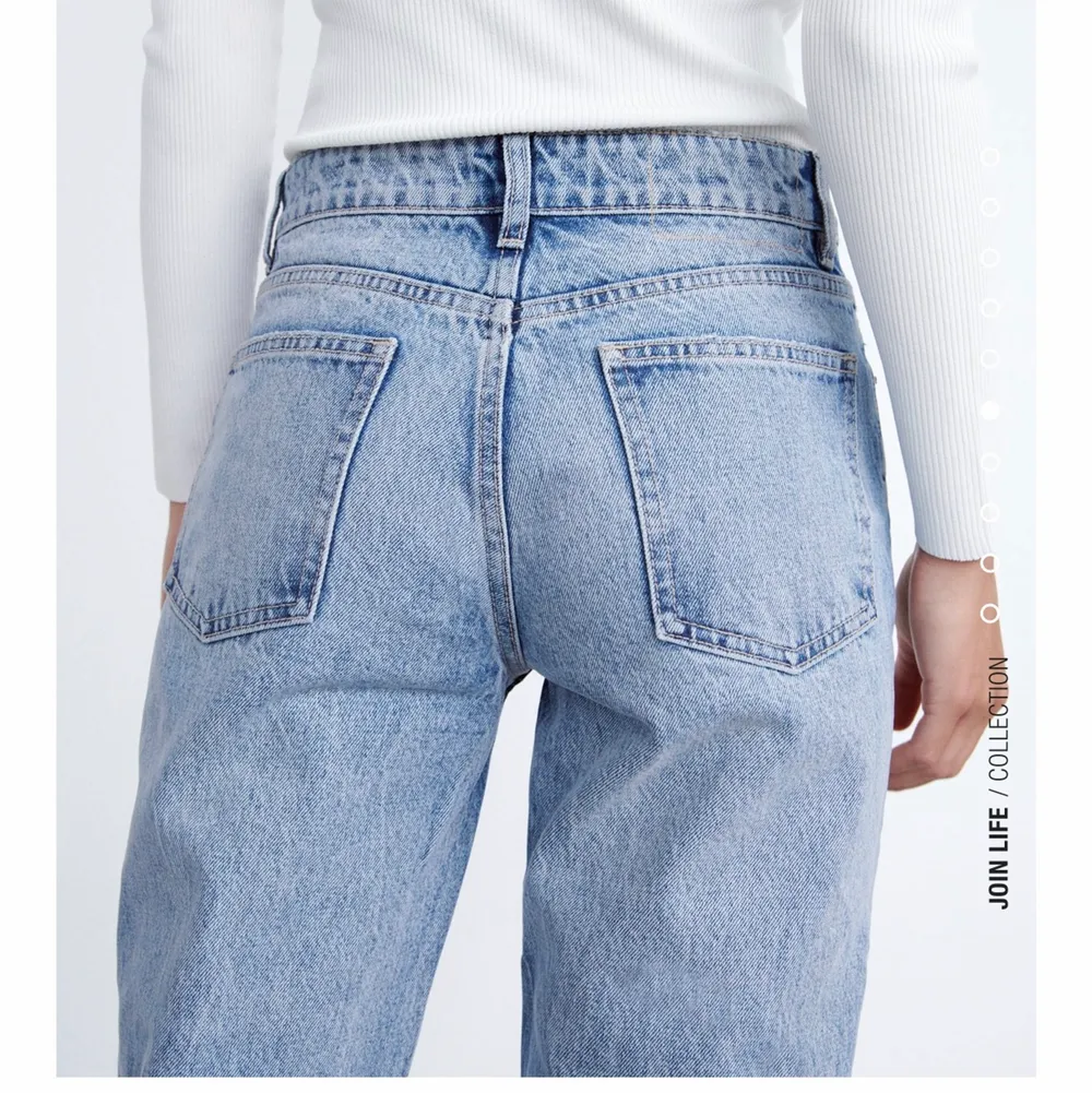 Säljer dessa helt nya zara mid rise jeansen med lapp kvar💕. Jeans & Byxor.