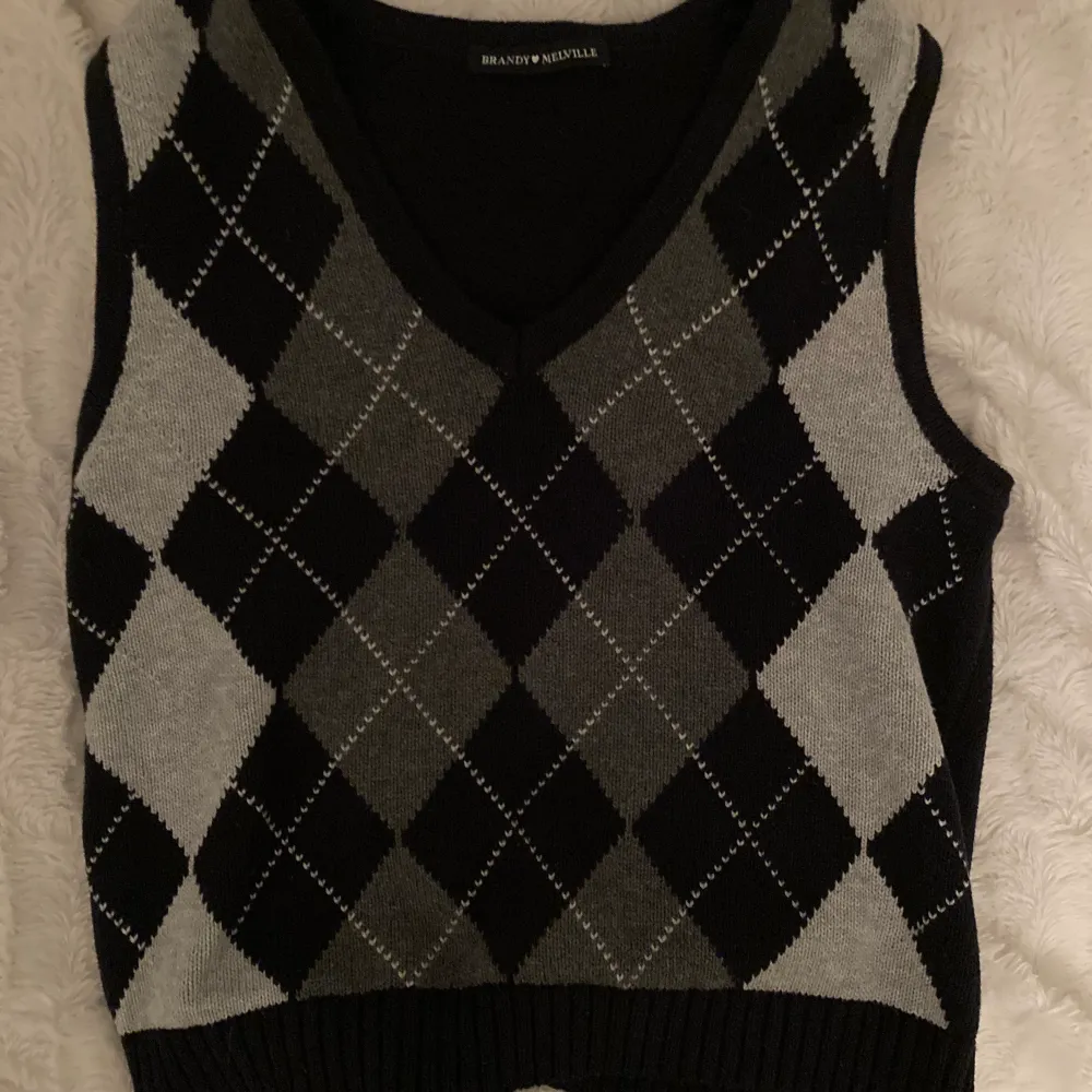 säljer denna sweater west från brandy melville. Använd men väldigt bra skick. Originalpris: 350 kr. Kontakta om frågar eller fler bilder, frakt tillkommer!!!. Tröjor & Koftor.
