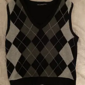 säljer denna sweater west från brandy melville. Använd men väldigt bra skick. Originalpris: 350 kr. Kontakta om frågar eller fler bilder, frakt tillkommer!!!