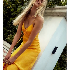 Zara klänning - En så fin sommarklänning från Zara i storlek xs!! Aldrig använd med prislappen kvar, nypris var 399kr💞 