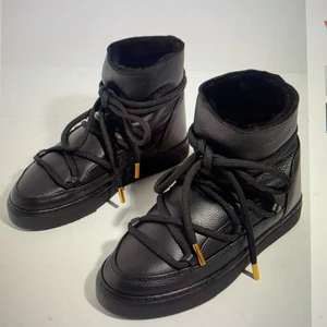 Inuikii  - Säljer mina snygga inuikii då det är lite för stora för mig. Skorna är helt i läder, passar dig som har storlek 39 och 40. Använda tre gånger så är helt som nya! Köptes på Rizzo för 3000kr säljer för 2700kr. Möts helst upp i Stockholm eller Täby men fraktar såklart också för 100kr💕