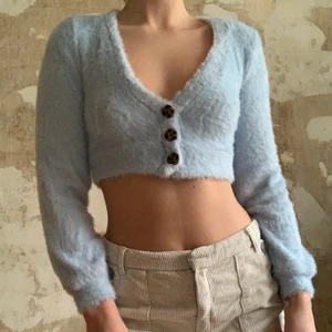 Luddig tröja - Supersöt luddig croptop. Lappen är bortklippt men jag uppskattar storleken till S/XS. Jättefint skick! Snälla buda inte om du inte är säker att du vill köpa🌸