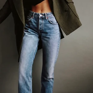 Zara Mid Rise Full Length - Säljer dessa slutsålda snygga jeans i storlek 34! Använda endast fåtal gånger. Säljer, eller byter mot ett par i strl 36. Säljer de endast då de sitter lite tight på mig. Köparen står för frakt. Nyköpta för 359.