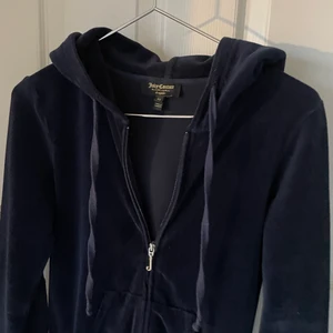 Juicy Couture kofta  - Säljer min Juicy Couture kofta. Är i den äldre modellen men fortfarande superfin!