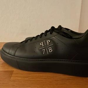 Exlusiva Philipp plein skor - Strl 45 . Helt nya. Allt og tillkommer . Nypris 3499kr