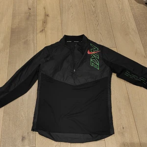 Nike sport jacka - Nike sport jacka, knappt använd och i bra skick, väldigt tunn och skön att ha på sommaren eller när man tränar, köpte den för 800 kr. Köparen står för frakten ✨