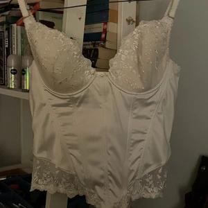 Jättefin korsett! - Så fin korsett med många detaljer, bra skick och justerbar där bak. 80C och passar mig som är S.