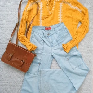 Trendig Y2K retro bundle - 1 Y2K cargo jeans + 1 gul tunika + 1 brun väska ingår. Jeansen är riktigt Y2K, köptes för mer än 15 år sedan! Hämtas i Stockholm eller skickas mot fraktkostnad.
